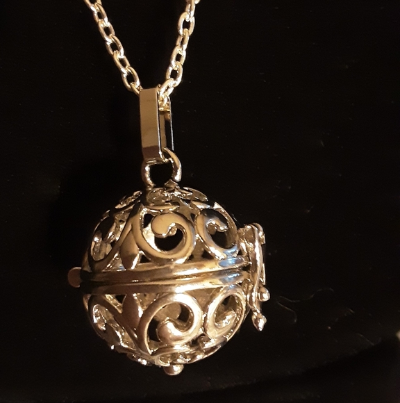 Hand Crafted Diffuser Necklace For Essential Oils Silver Tone - Picture 2 of 3